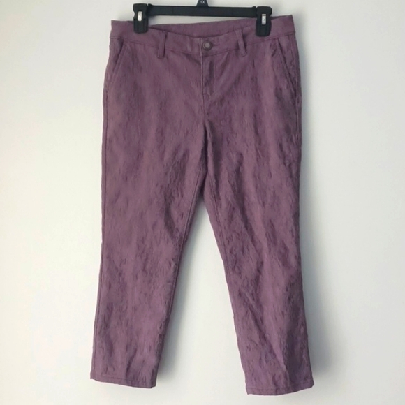 Simply Vera Vera Wang Pants - SIMPLY VERA WANG purple capris with textured flower print. Casual pants. Size 6